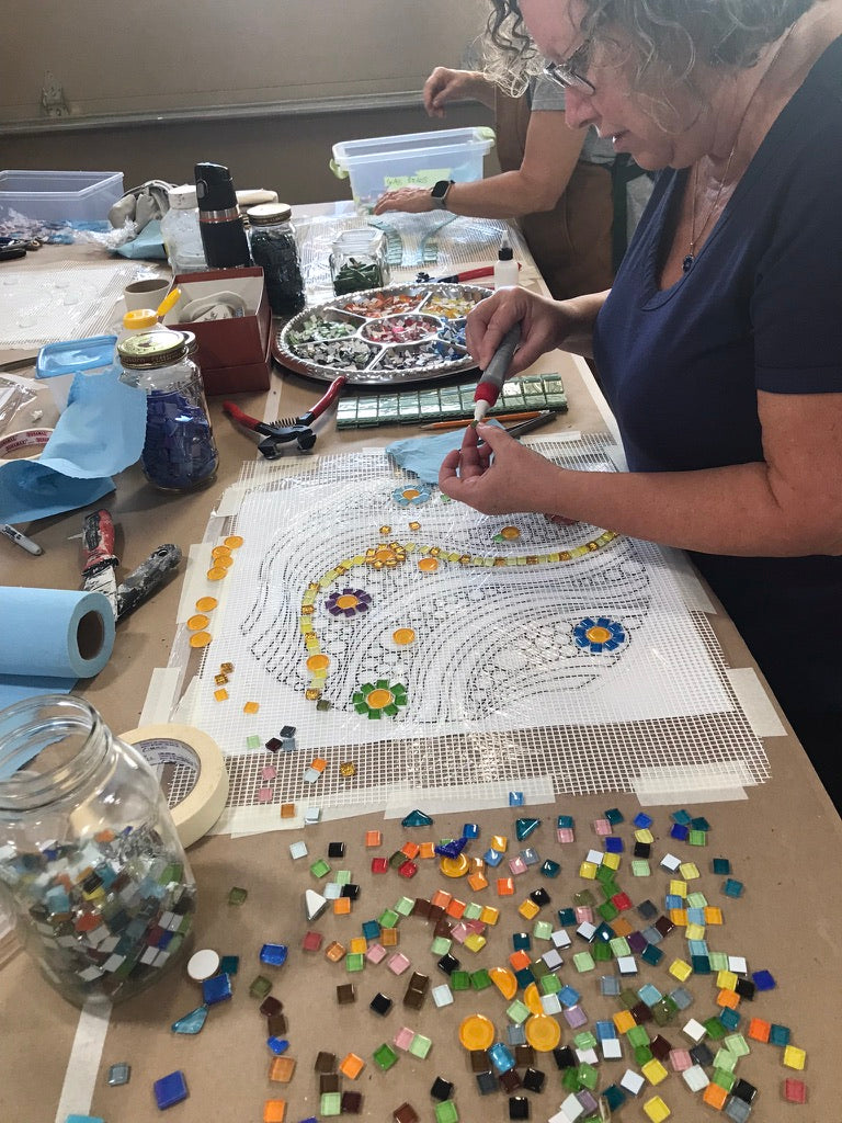 Participant in the mosaic patio table workshop at MEMOmosaics studio